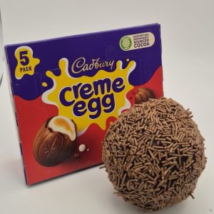 Crème egg brownie bomb